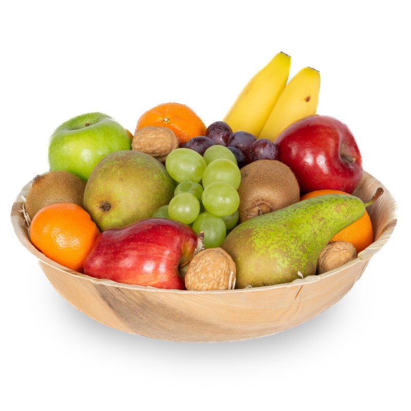 Houten schaal met hele appels, peren, druiven, kiwi, banaan, sinaasappel en walnoten